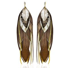 Aretes largos pluma 19cm tono mocha cafe Vangania baño oro-19