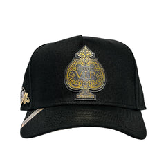VAGO Style ALL IN Gorra Unica Artesanal Negra Ajustable con Visera Curva con Estampado Jocker Bajo V