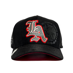 VAGO Style LA MX Gorra Unica Artesanal Negra de Gamuza Ajustable con Visera Curva con Rojo Bajo Vise