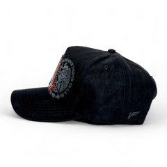 VAGO Style LA MX Gorra Unica Artesanal Negra de Gamuza Ajustable con Visera Curva con Rojo Bajo Vise