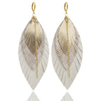 Aretes pluma color perla con cadena baño de oro 18k Vangania