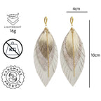 Aretes pluma color perla con cadena baño de oro 18k Vangania