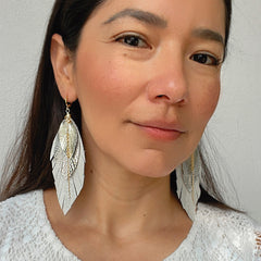 Aretes largos pluma color perla cuero baño de oro Vangania-10