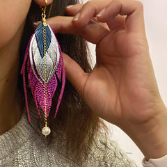 Aretes Colgantes Vangania Pluma Rosa Metálico Cuero Y Oro 18k