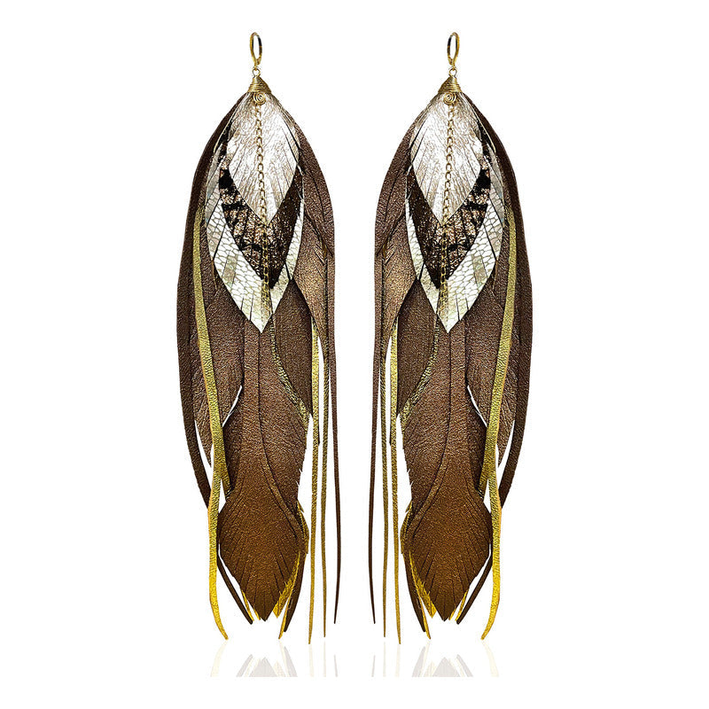 Aretes largos pluma 19cm tono mocha cafe Vangania baño oro-19