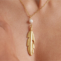 Collar Dije Pluma Perla Elegante Joyeria Mujer Vangania Dorado