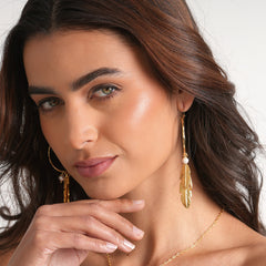 Arracadas Con Dije De Pluma Y Perla Joyeria Mujer Vangania