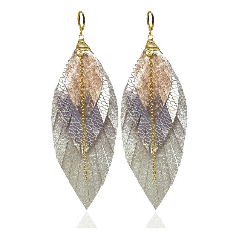 Aretes largos pluma color perla cuero baño de oro Vangania-10