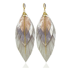 Aretes largos pluma color perla cuero baño de oro Vangania-10