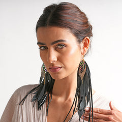 Aretes Colgantes Plumas Cuero Negro Y Oro 18k Vangania Joyeria Mujer