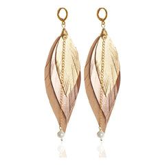 Aretes Colgantes Vangania Plumas Beige Blanco Acero Quirúrgico