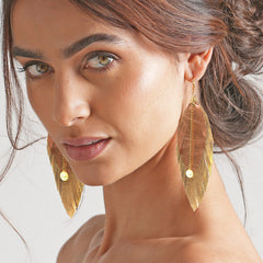 Aretes pluma dorados Vangania Elegant Gold con perla mujer