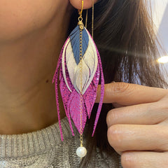 Aretes Colgantes Vangania Pluma Rosa Metálico Cuero Y Oro 18k