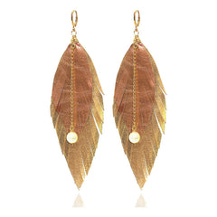 Aretes pluma dorados Vangania Elegant Gold con perla mujer
