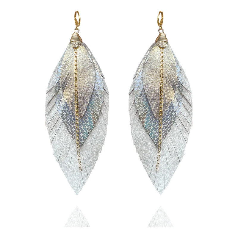 Aretes Largos Pluma Color Perla Cuero Baño De Oro Vangania Blanco