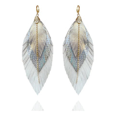 Aretes Largos Pluma Color Perla Cuero Baño De Oro Vangania Blanco