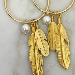 Arracadas Con Dije De Pluma Y Perla Joyeria Mujer Vangania