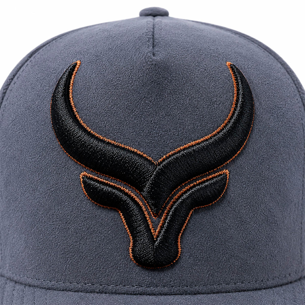 Gorra Trucker Caballero Bull Horns Bordada Livestock gris