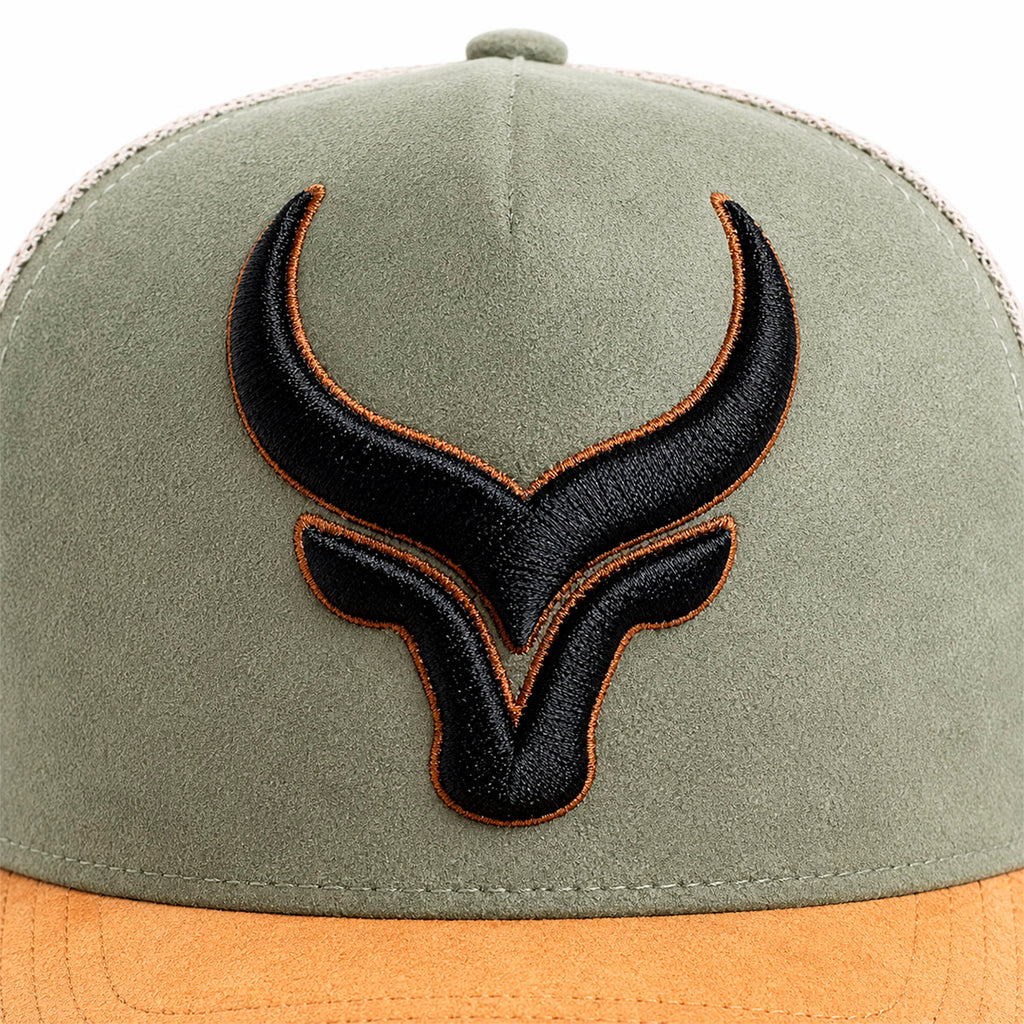 Gorra Trucker Caballero Bull Horns Bordada Livestock verde