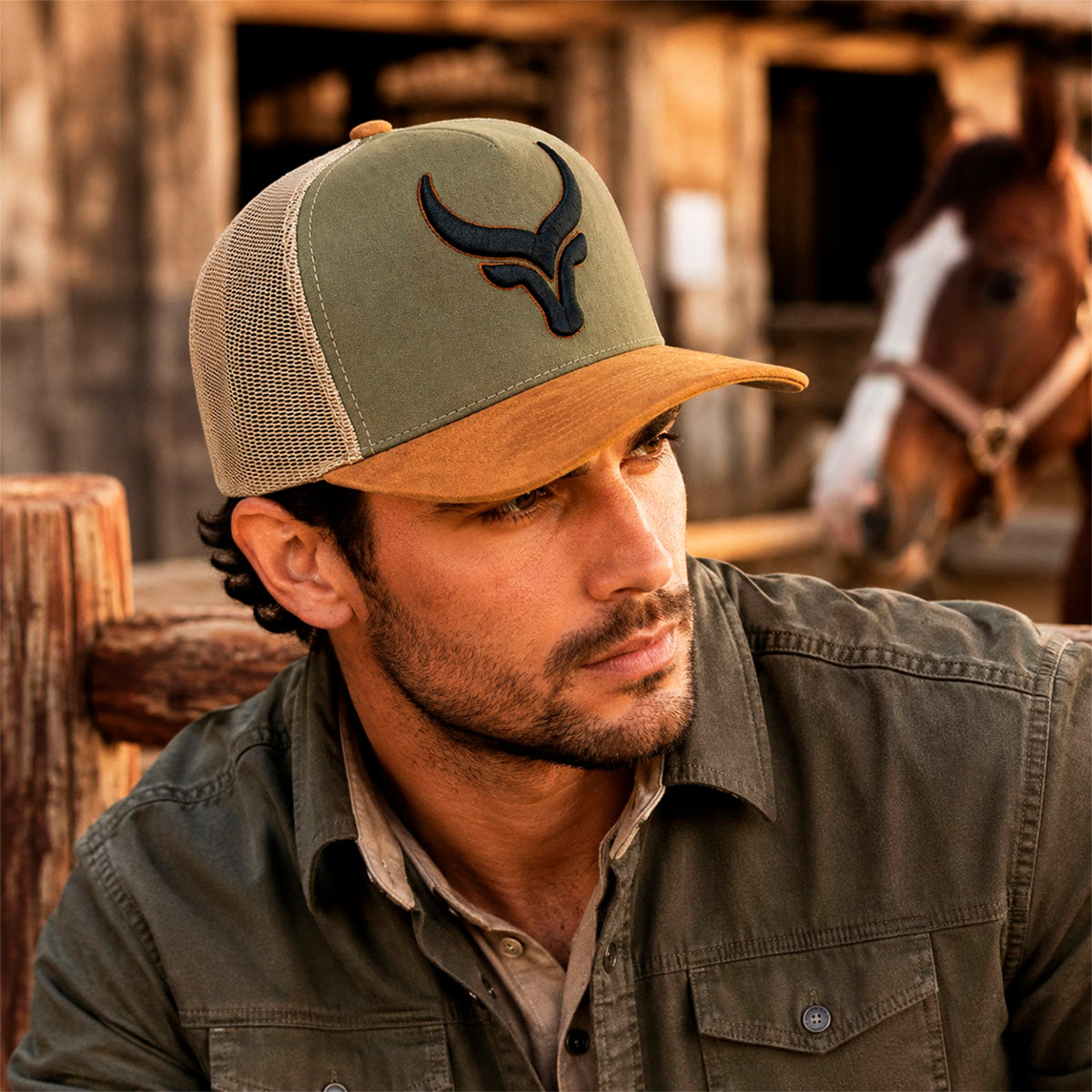 Gorra Trucker Caballero Bull Horns Bordada Livestock verde