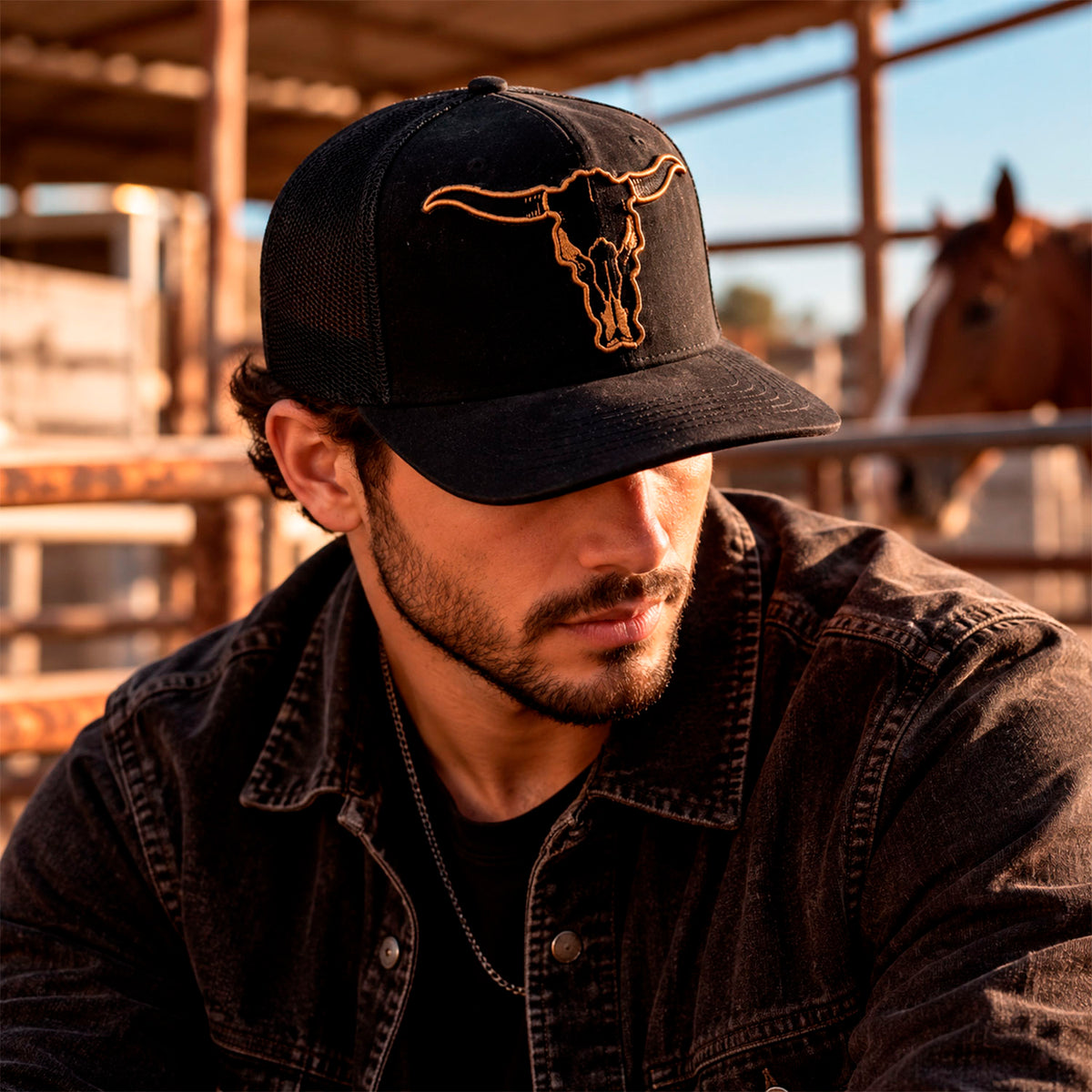Gorra Trucker Livestock Midnight Legacy Two Toro Negra