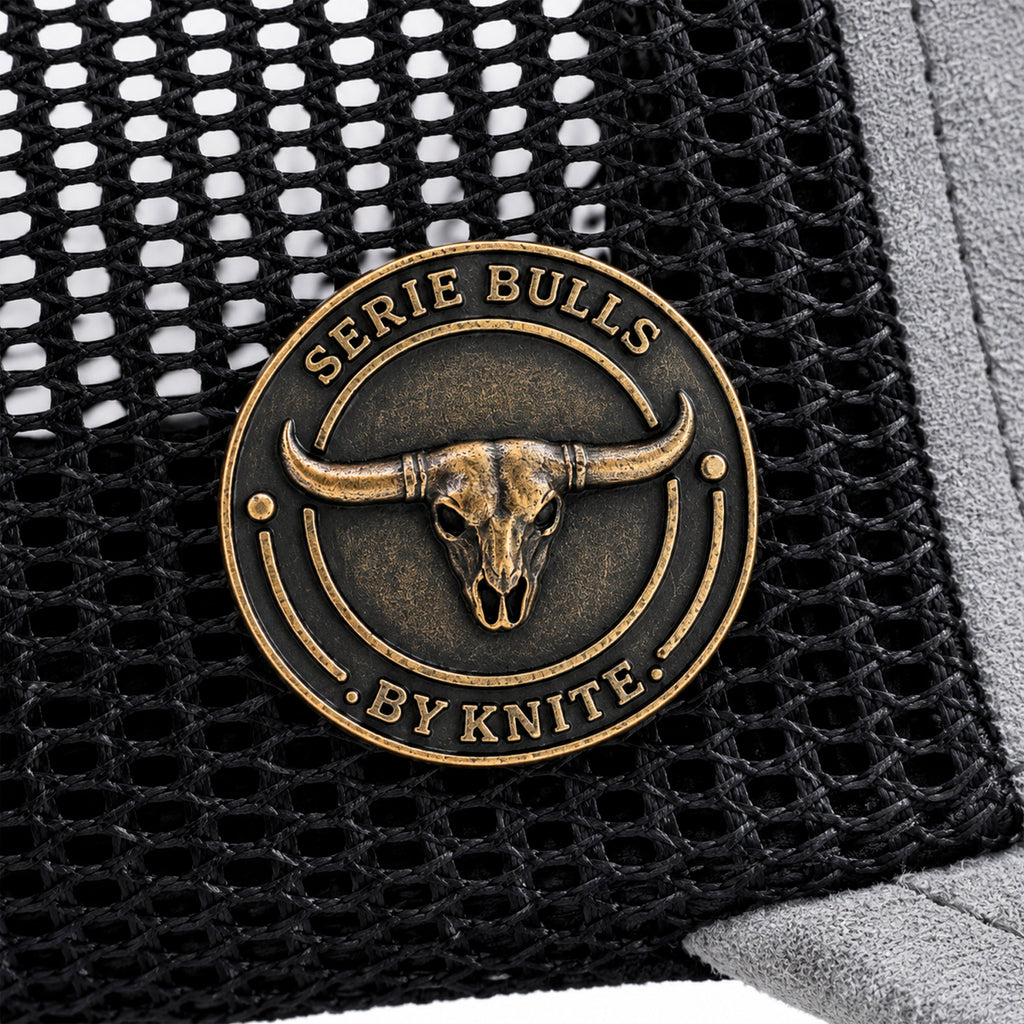 Gorra Trucker Knite Bulls Steel Ranch Cráneo Gris gamuza