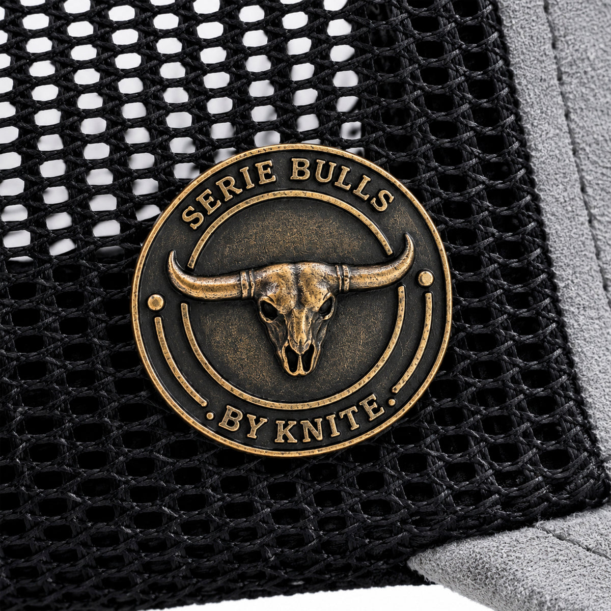 Gorra Trucker Knite Bulls Steel Ranch Cráneo Gris gamuza