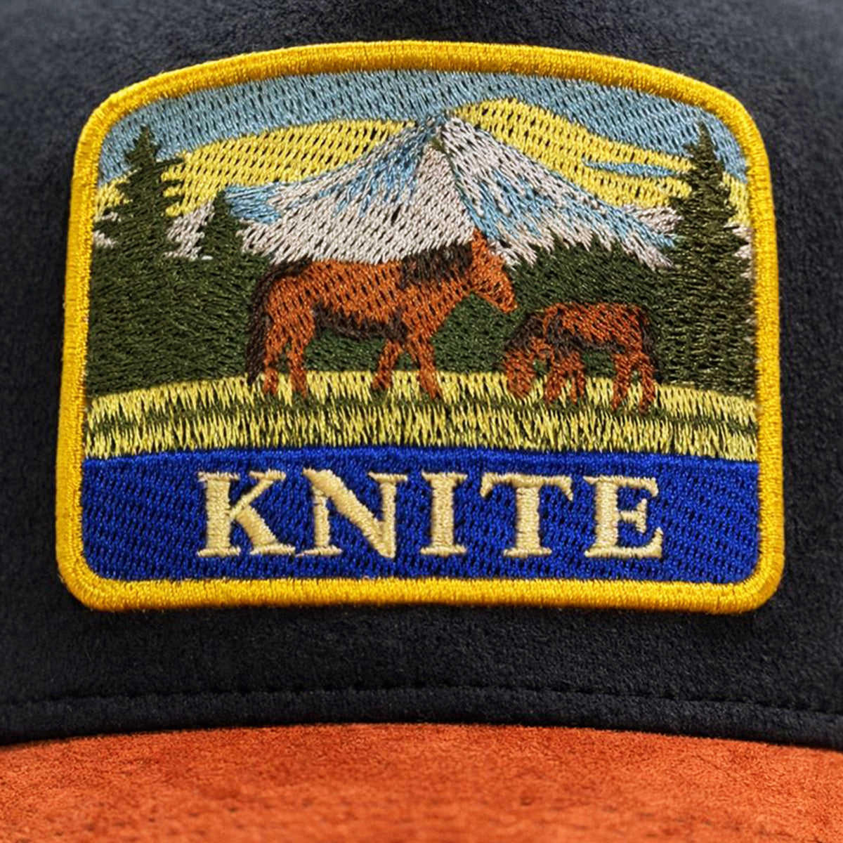 Gorra Trucker Horse Knite con Parche Bordado