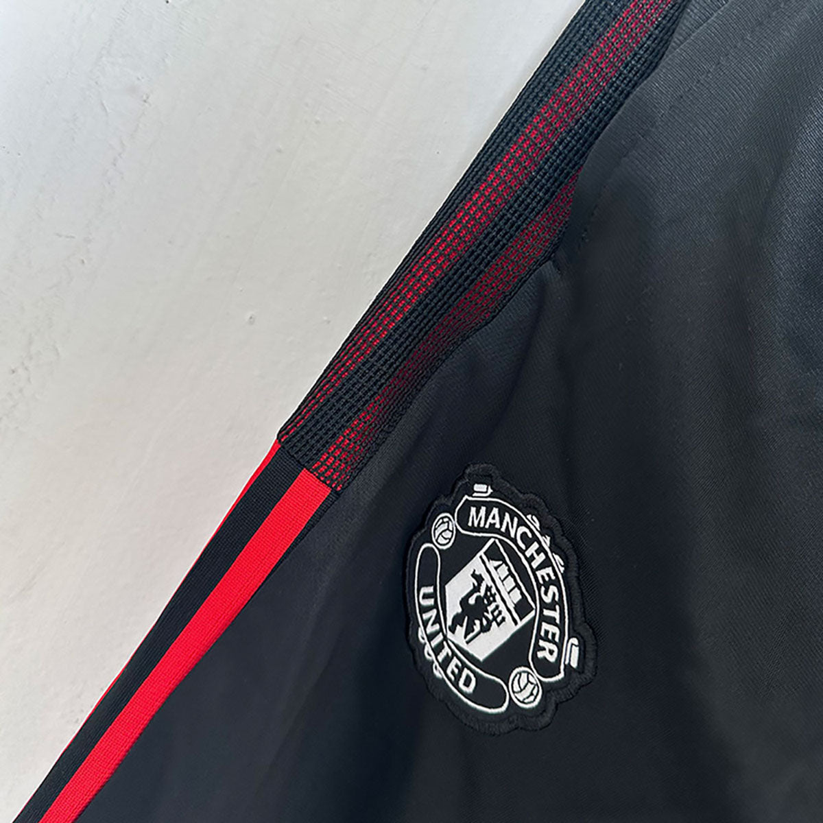 PANTS MANCHESTER UNITED NEGRO ROJO TALLA L