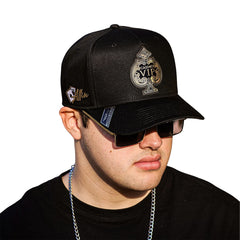 VAGO Style ALL IN Gorra Unica Artesanal Negra Ajustable con Visera Curva con Estampado Jocker Bajo V