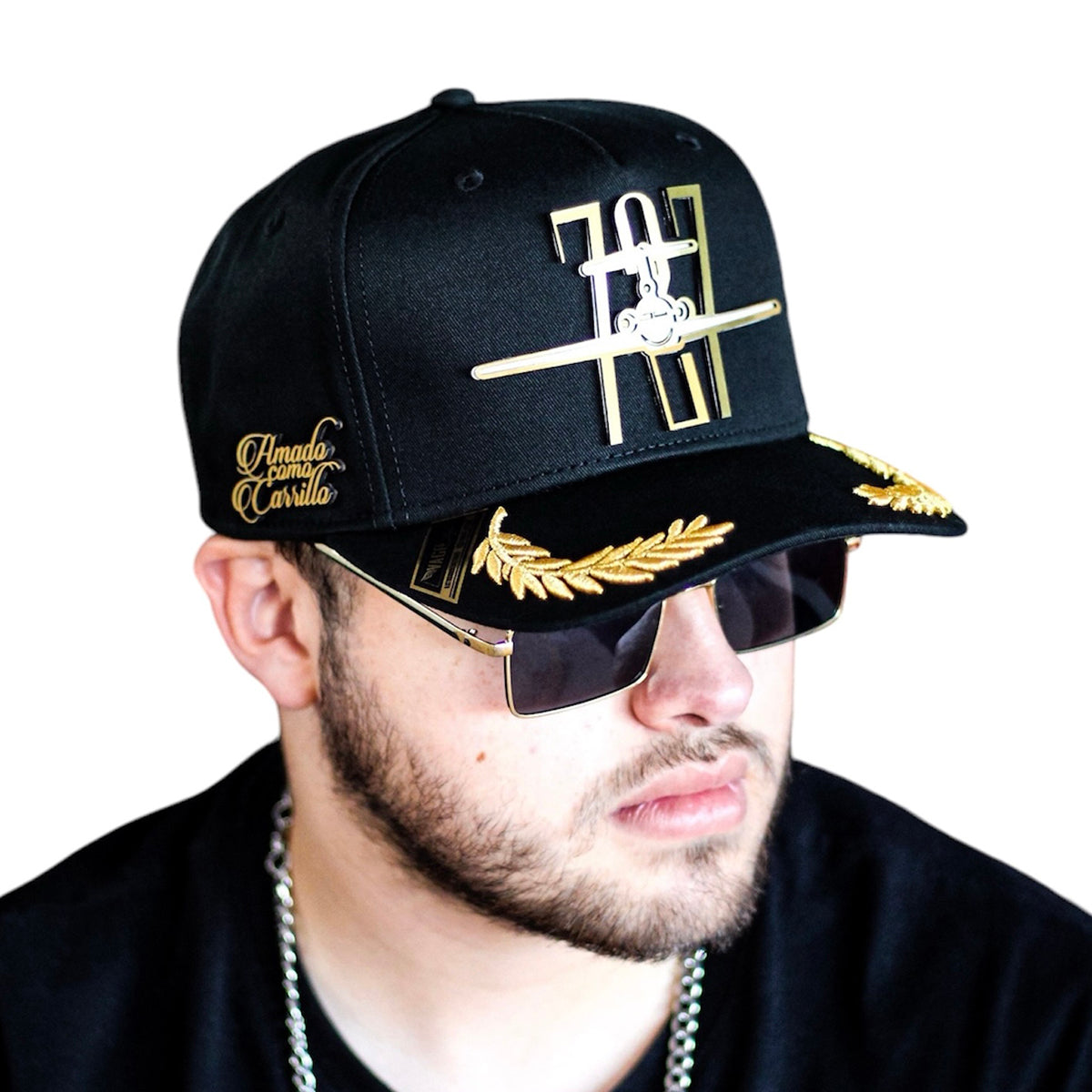 VAGO Style AMADO CARRILLO Gorra Unica Artesanal Negra Ajustable con Visera Curva con Laureles Dorado