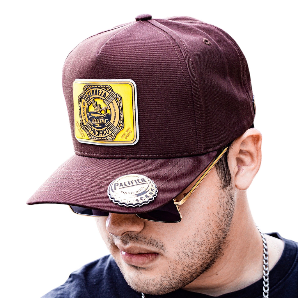 VAGO Style BALLENITA Gorra Unica Artesanal Café Ajustable con Visera Curva con Amarillo Bajo Visera-
