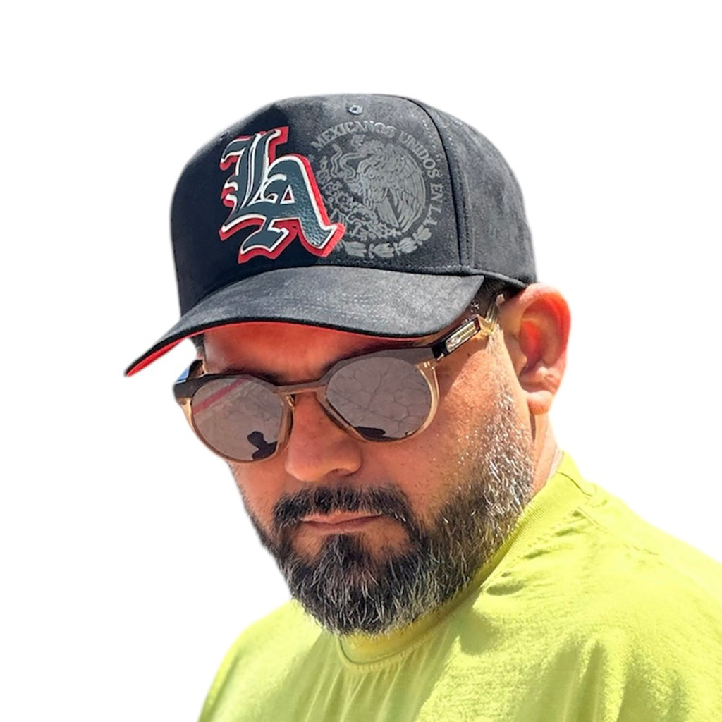 VAGO Style LA MX Gorra Unica Artesanal Negra de Gamuza Ajustable con Visera Curva con Rojo Bajo Vise
