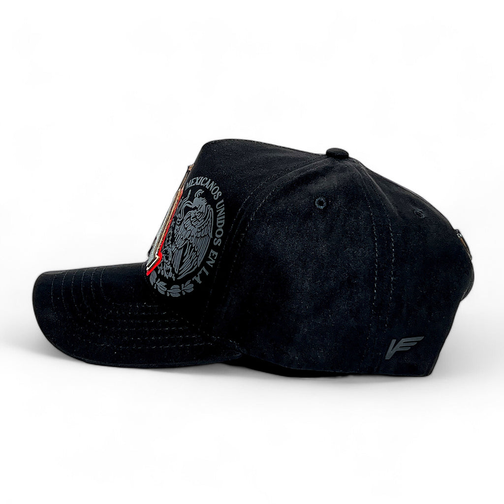 VAGO Style LA MX Gorra Unica Artesanal Negra de Gamuza Ajustable con Visera Curva con Rojo Bajo Vise
