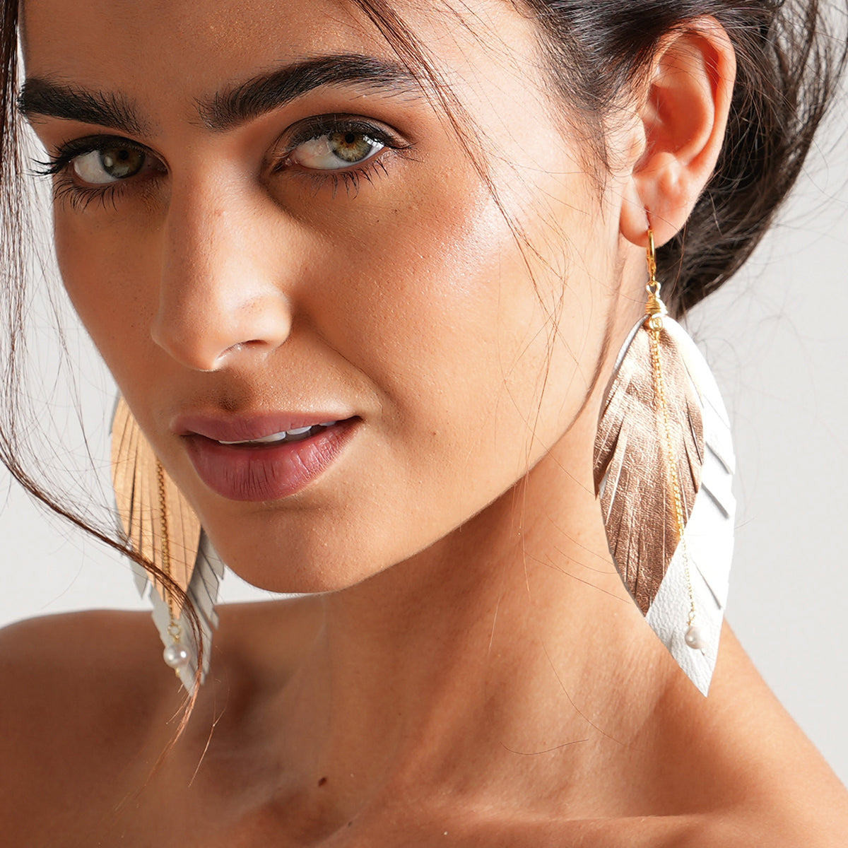 Aretes pluma dorados Vangania Elegant Gold con perla mujer