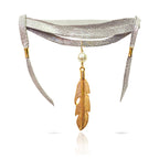 Collar gargantilla con perla y pluma dorada artesanal Vangania