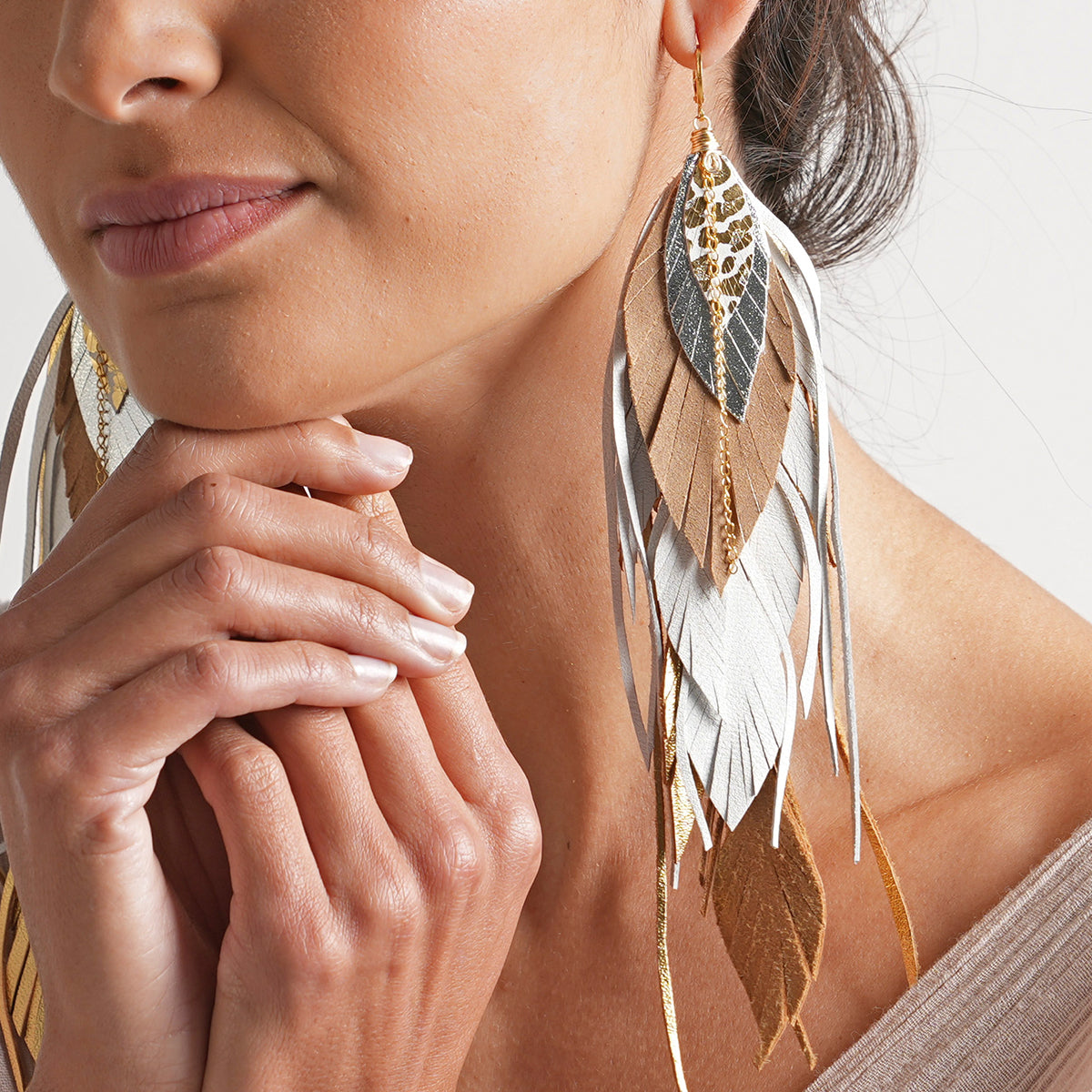 Aretes BUHO GOLD pluma largos dorados mujer VANGANIA-19cm