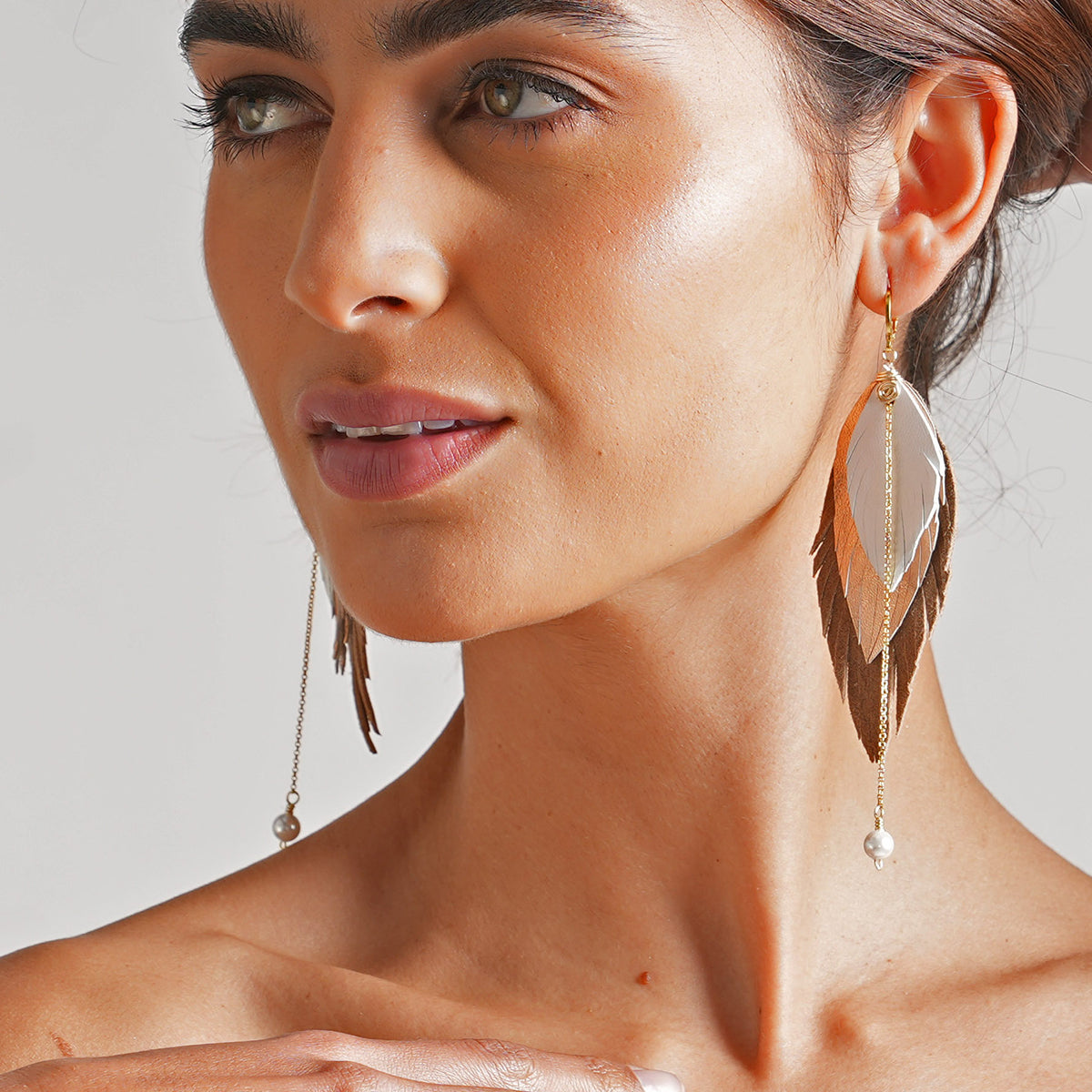 Aretes GAVILÁN mujer pluma cuero joyería elegante VANGANIA