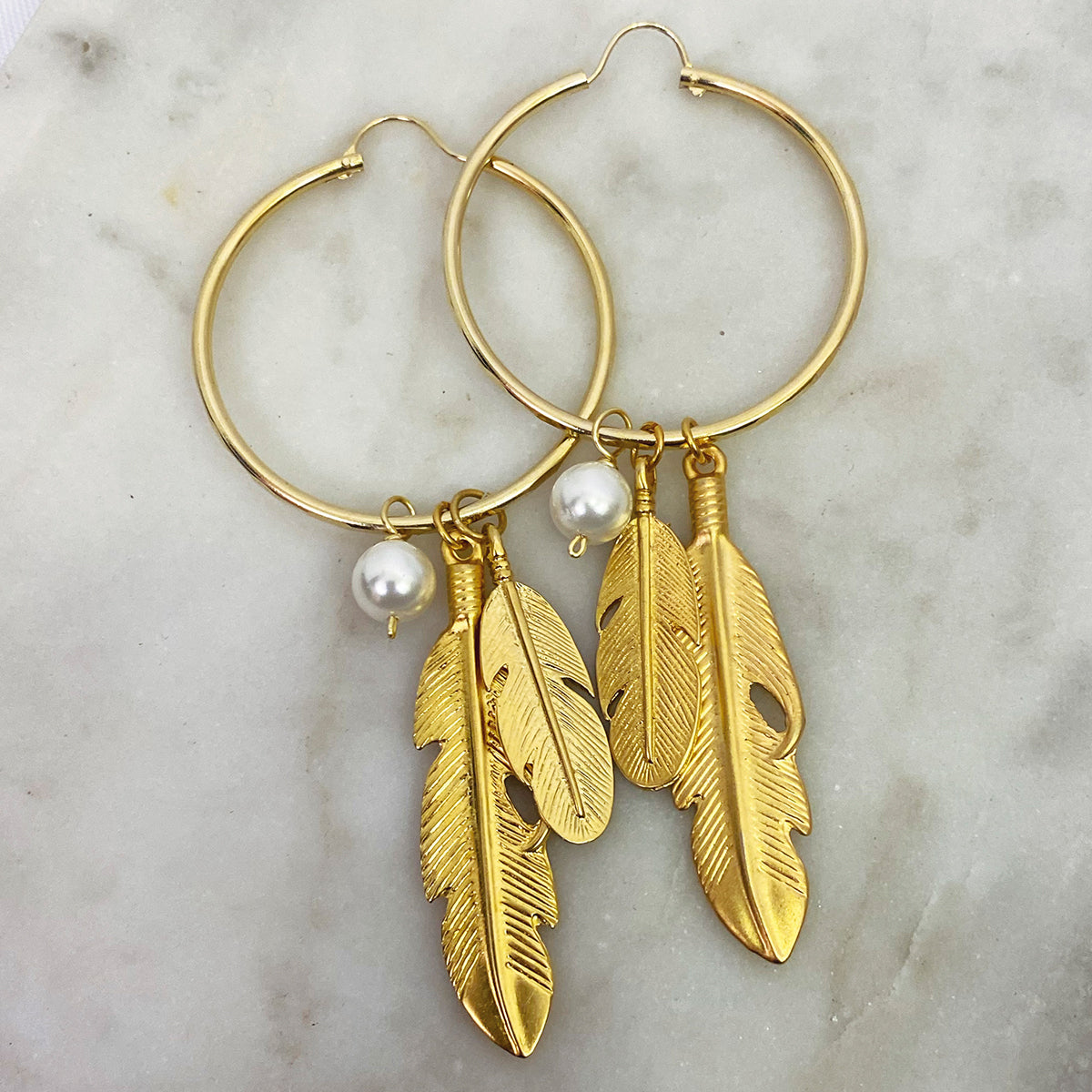 Arracadas con dije de pluma y perla elegantes VANGANIA