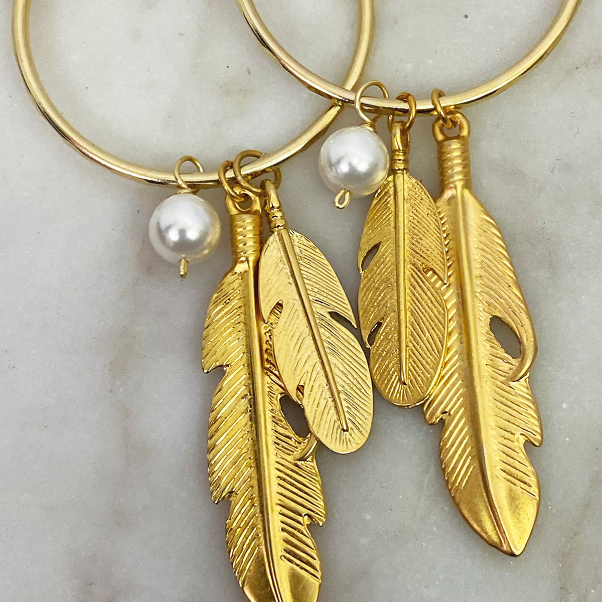 Arracadas con dije de pluma y perla elegantes VANGANIA