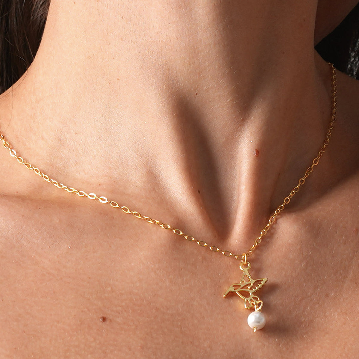Conjunto collar y aretes colibrí dorado perla VANGANIA