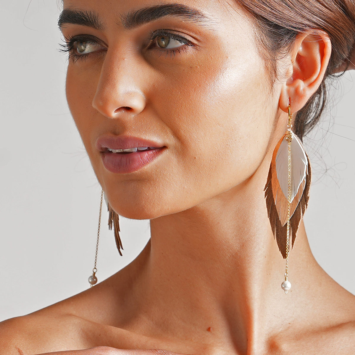 Aretes Maxi Raven Gold pluma largos dorados mujer VANGANIA-15CM