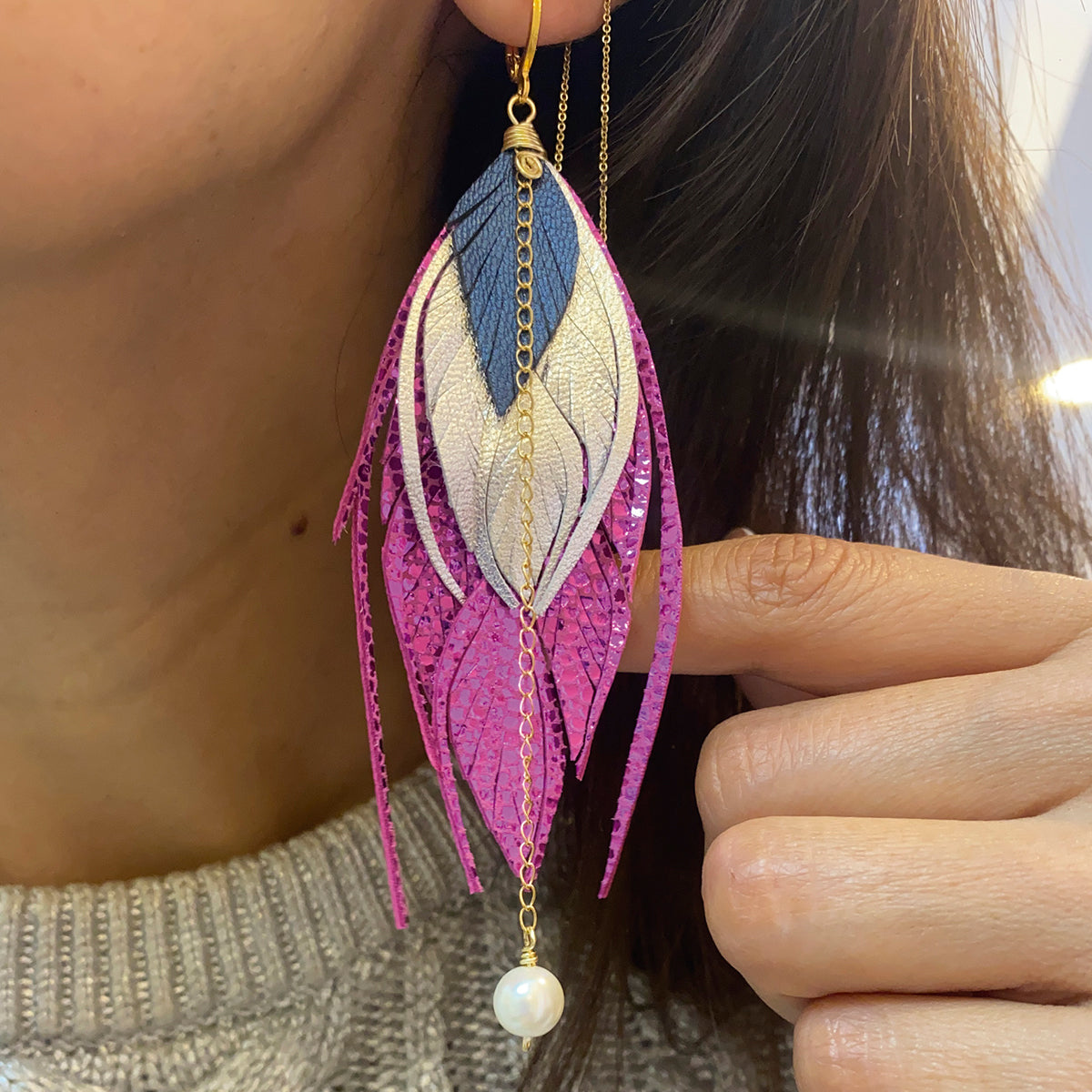 Aretes multipluma 13 cm rosa metálico Vangania artesanales