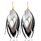 Aretes largos de plumas negras con arracada dorada Vangania