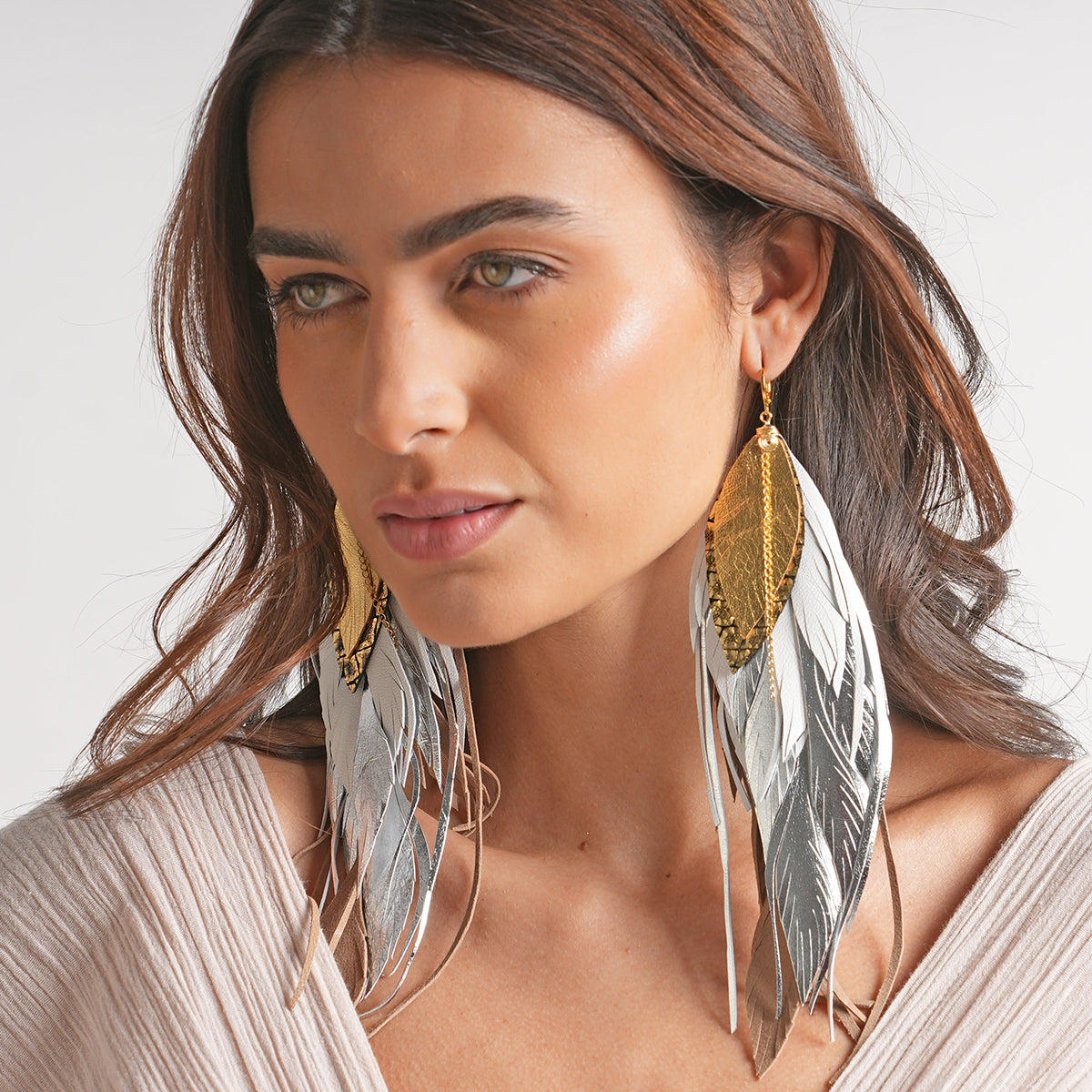 Aretes Garza Blanca multipluma 21cm para mujer VANGANIA